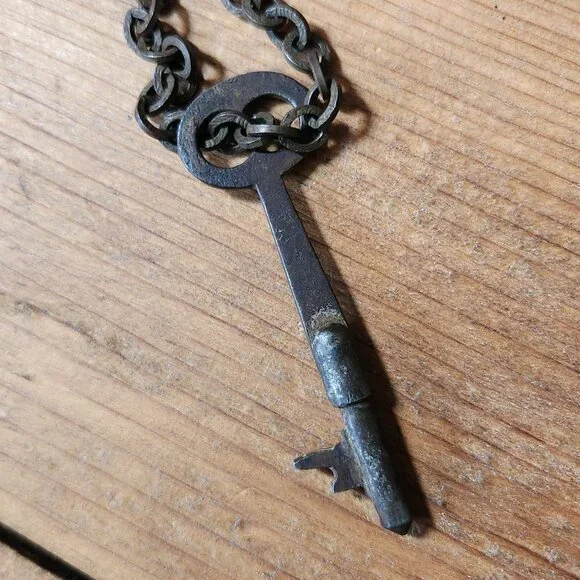Antique key and chain - Picture 2 of 4